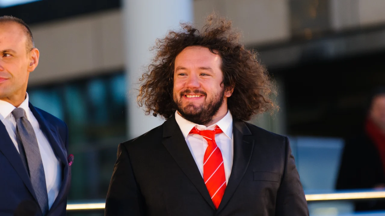 Adam Jones, ex pilar de Gales, durante un partido de rugby con la camiseta de Gales.