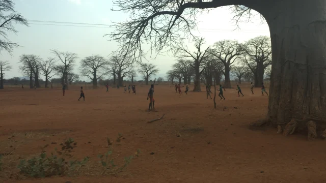 Patrice Motsepe, presidente de la CAF, durante una inspección de obras en Kenia para la Copa Africana de Naciones 2027.