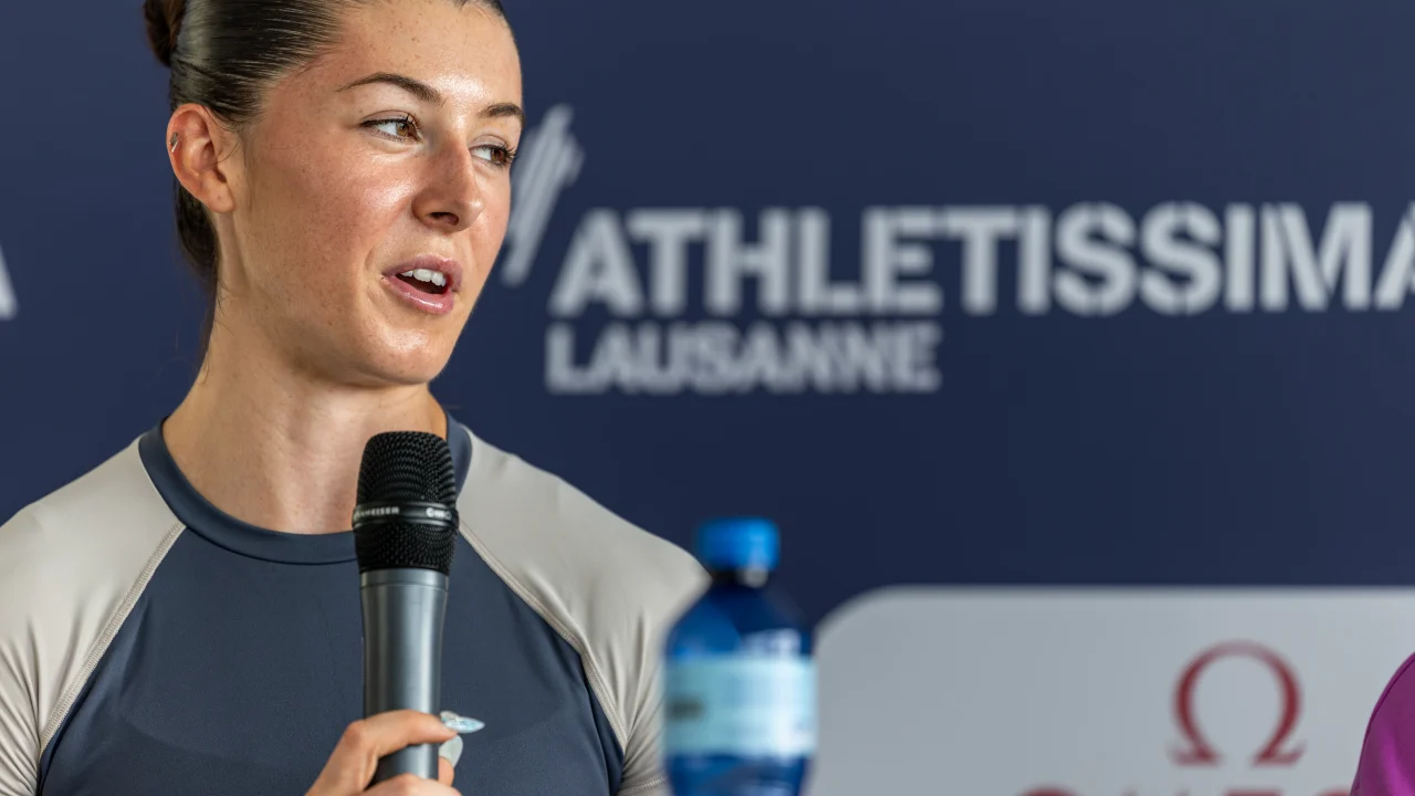 Amy Hunt corriendo en una pista de atletismo durante una competencia de la Diamond League.