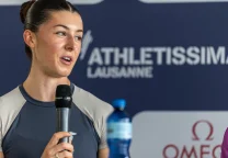 Amy Hunt corriendo en una pista de atletismo durante una competencia de la Diamond League.