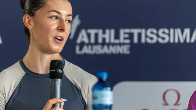 Amy Hunt corriendo en una pista de atletismo durante una competencia de la Diamond League.