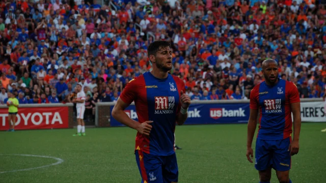 Andros Townsend con la camiseta de PT Prachuap durante un partido de la Thai League 1.