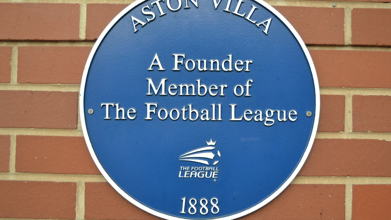 Emi Buendía celebra un gol con la camiseta de Aston Villa en un partido de Champions League