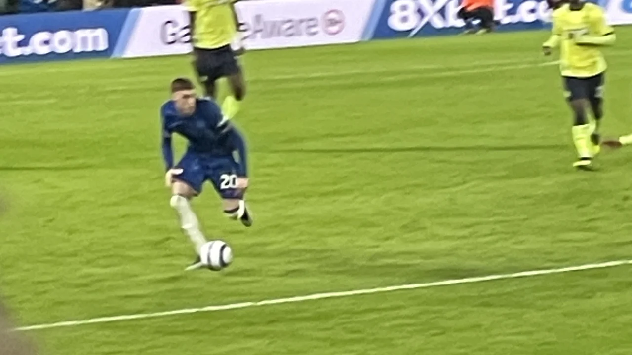 Cole Palmer con la camiseta de la selección inglesa durante un partido de fútbol.