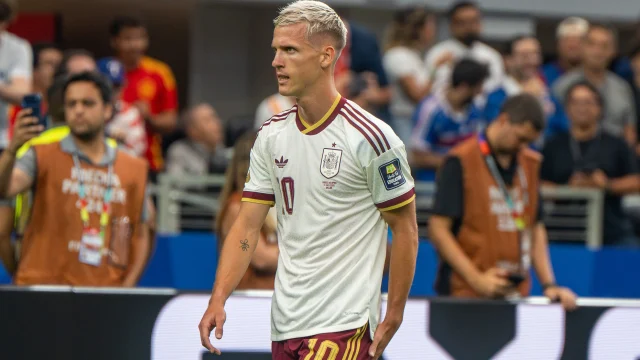 Dani Olmo con la camiseta del Barcelona durante un partido de fútbol.