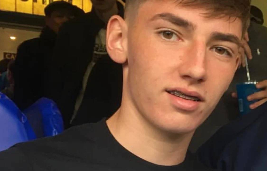 Billy Gilmour, mediocampista del Napoli y de la selección de Escocia, sonríe durante un entrenamiento.