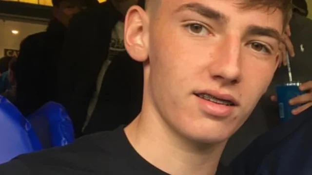Billy Gilmour, mediocampista del Napoli y de la selección de Escocia, sonríe durante un entrenamiento.
