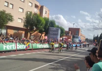 El ciclista Matthew Brennan celebra con cuatro dedos su victoria de etapa en la Vuelta a España.