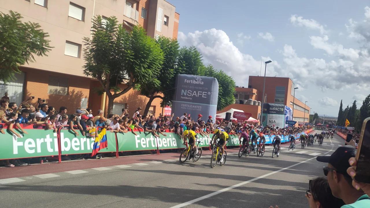Matthew Brennan celebrando con tres dedos en alto tras ganar la 11ª etapa de la Vuelta a España.