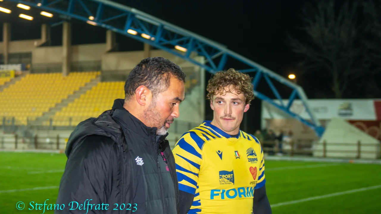 El entrenador Pat Lam dirigiendo a Bristol Bears desde la banda de cancha.
