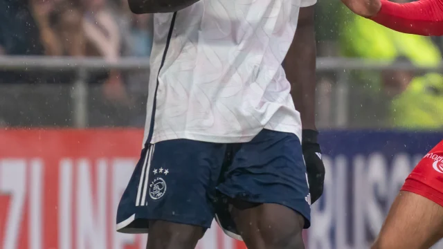 Brian Brobbey con la camiseta de Sunderland durante un partido de Premier League.