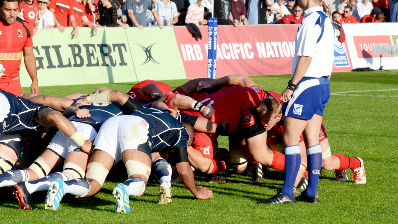 Jugadoras del seleccionado canadiense de rugby femenino celebran un try durante un partido del WXV.
