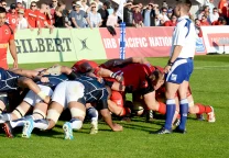 Jugadoras del seleccionado canadiense de rugby femenino celebran un try durante un partido del WXV.
