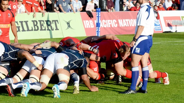 Jugadoras del seleccionado canadiense de rugby femenino celebran un try durante un partido del WXV.