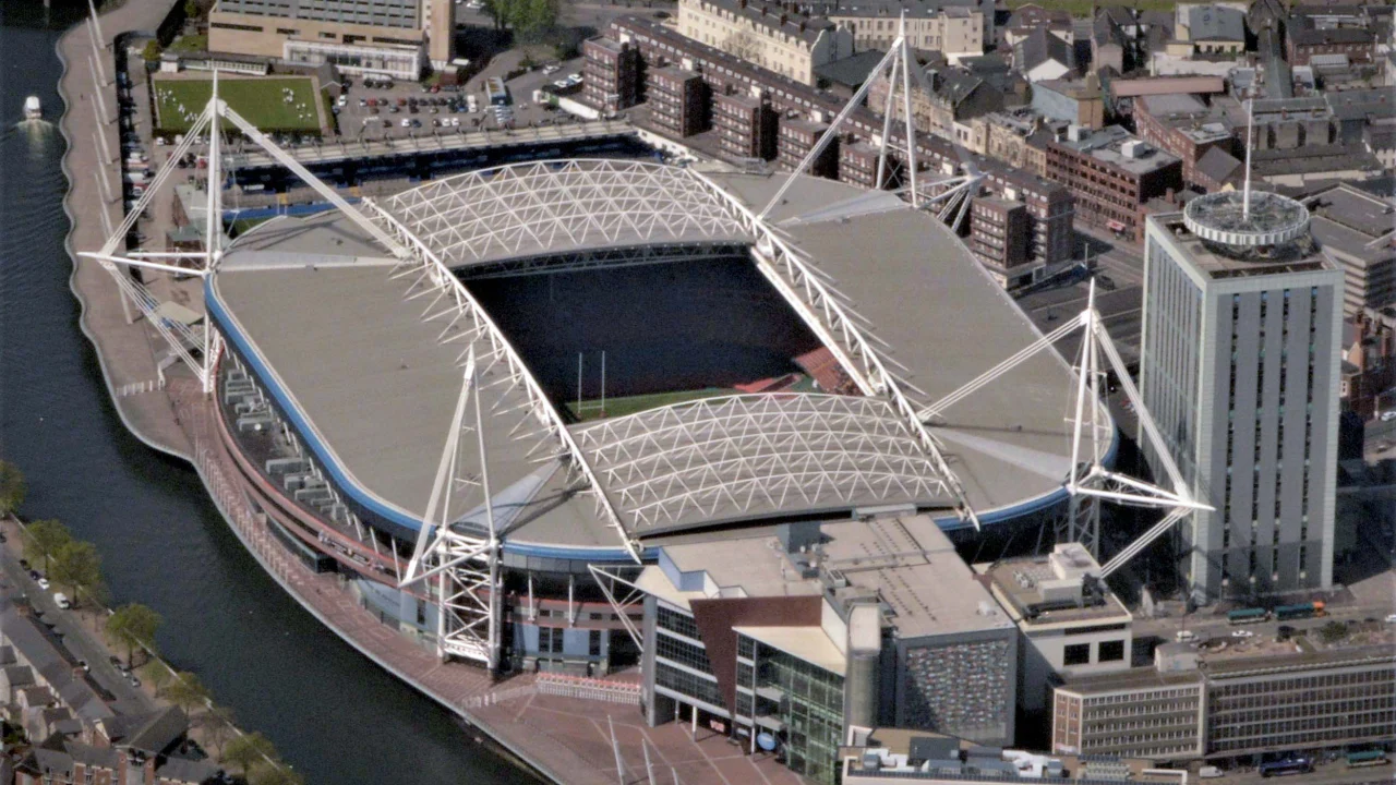Vista aérea del Principality Stadium de Cardiff, con el techo cerrado y el campo de juego iluminado.