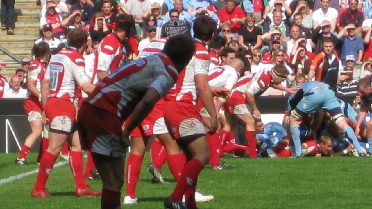 Taine Basham, jugador de Cardiff Rugby, en acción durante un partido del United Rugby Championship.