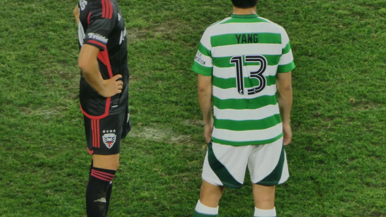 Yang Hyun-jun, extremo surcoreano de Celtic, celebrando un gol con la camiseta del club escocés.