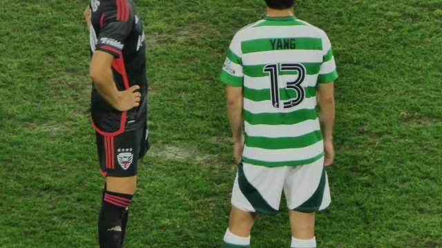 Yang Hyun-jun, extremo surcoreano de Celtic, celebrando un gol con la camiseta del club escocés.