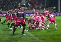 Charlie Atkinson con la camiseta de Gloucester durante un partido de Premiership Rugby.