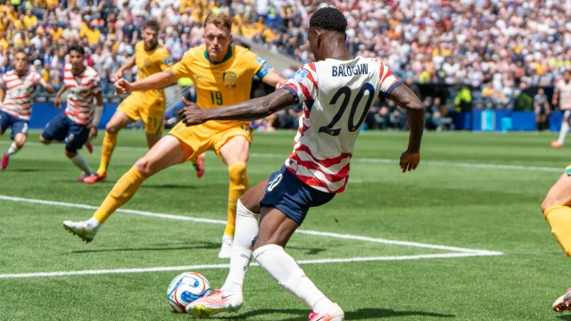 El mediocampista senegalés Lamine Camara en acción con la camiseta de Monaco.