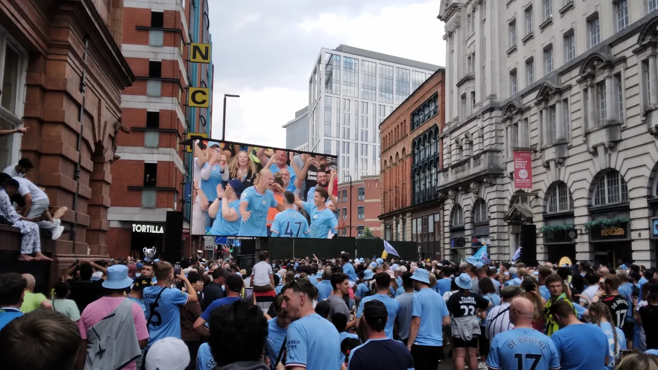 Jugadores de Manchester City celebran la victoria en el derbi contra Manchester United en Old Trafford.