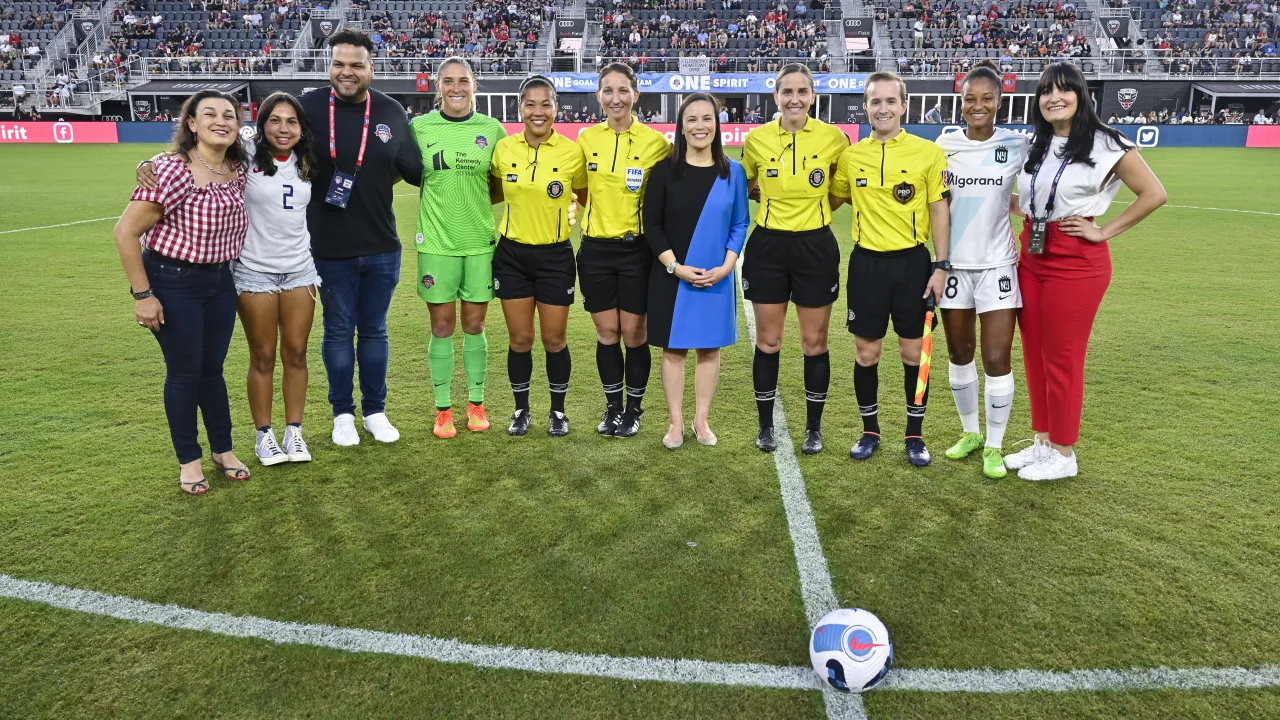 Clara Luvanga posa con la camiseta del Washington Spirit durante su presentación oficial.