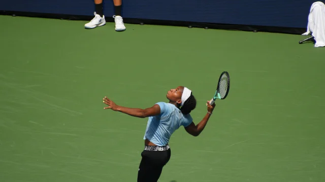 Coco Gauff ejecuta un saque durante un partido del US Open en Nueva York.