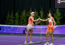 Harriet Dart durante un partido de tenis en el US Open, con una toalla con hielo alrededor del cuello.