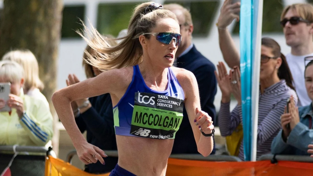 Eilish McColgan corriendo durante la Big Half de Londres, con el dorsal visible y el paisaje urbano de fondo.