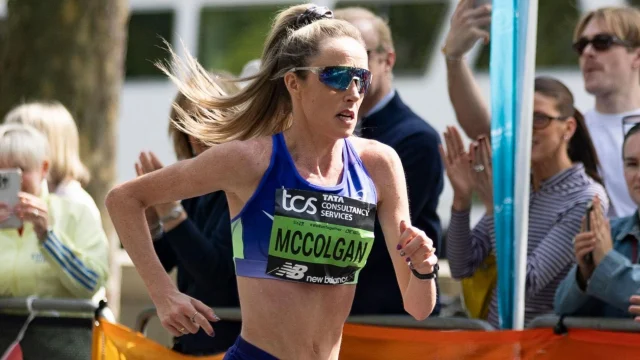Eilish McColgan corriendo durante la Big Half de Londres, con el dorsal visible y el paisaje urbano de fondo.
