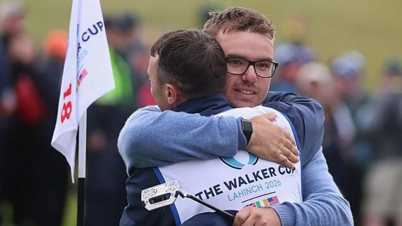 Eliot Baker celebra con el trofeo de la Walker Cup tras la victoria de Gran Bretaña e Irlanda sobre Estados Unidos.