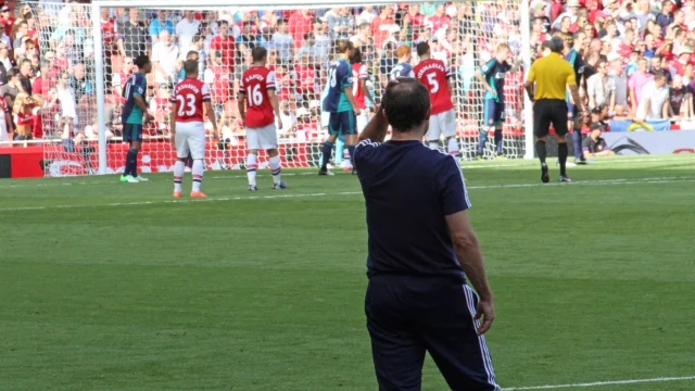 Emerse Fae, ex entrenador de Costa de Marfil, durante un partido del Mundial.