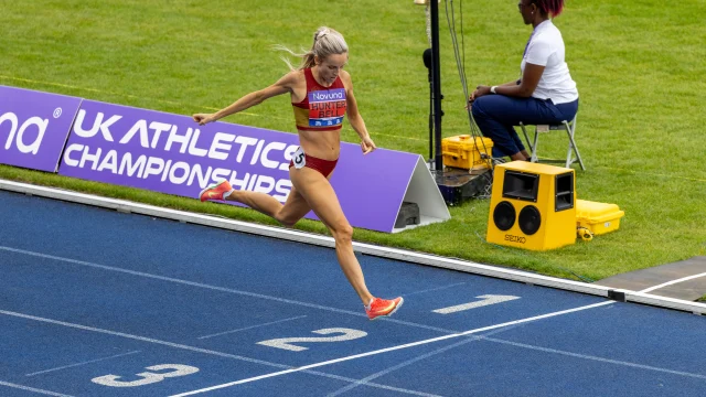 Atletas compitiendo en una pista de atletismo durante el Campeonato Europeo de Atletismo.