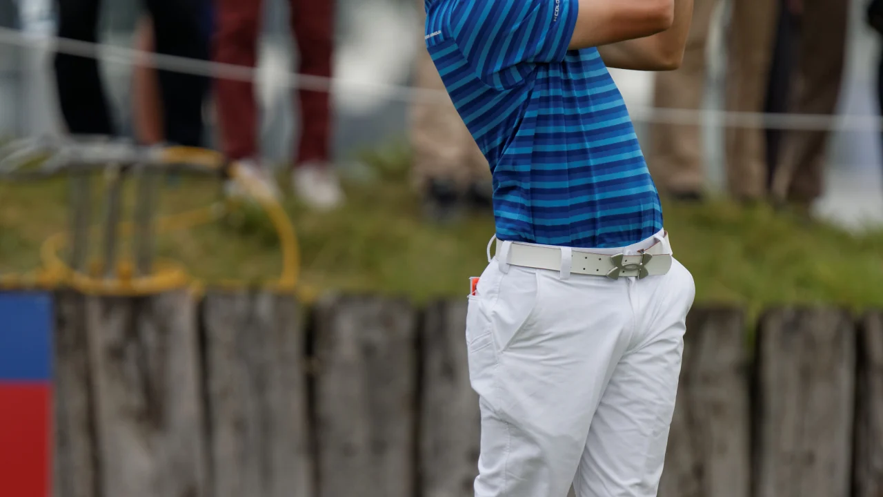 Matt Fitzpatrick posa con el trofeo del DP World Tour Championship tras ganar el torneo en Dubai.