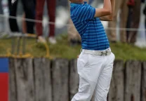 Matt Fitzpatrick celebrando con el trofeo de un torneo de golf del European Tour.