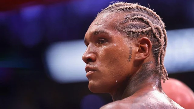 Conor Benn boxeando contra Ryan Garcia en el T-Mobile Arena de Las Vegas.