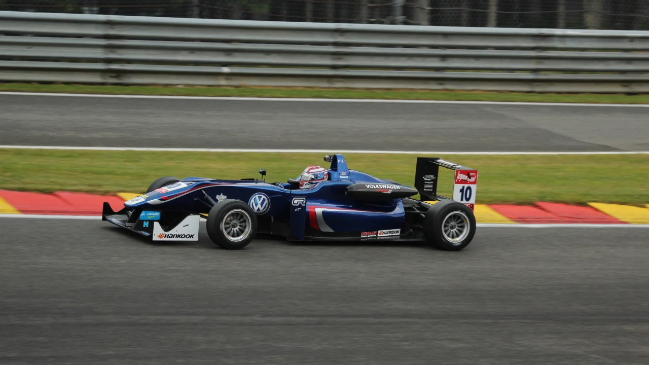 Pierre Gasly celebra con su equipo Alpine tras conseguir la pole position en el circuito de Monza.