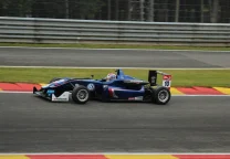Pierre Gasly celebra con su equipo Alpine tras conseguir la pole position en el circuito de Monza.