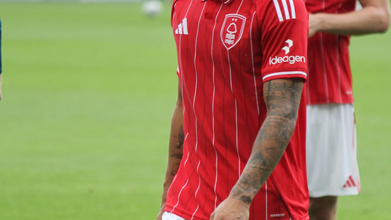 Morgan Gibbs-White con la camiseta de Nottingham Forest durante un partido de la Premier League.