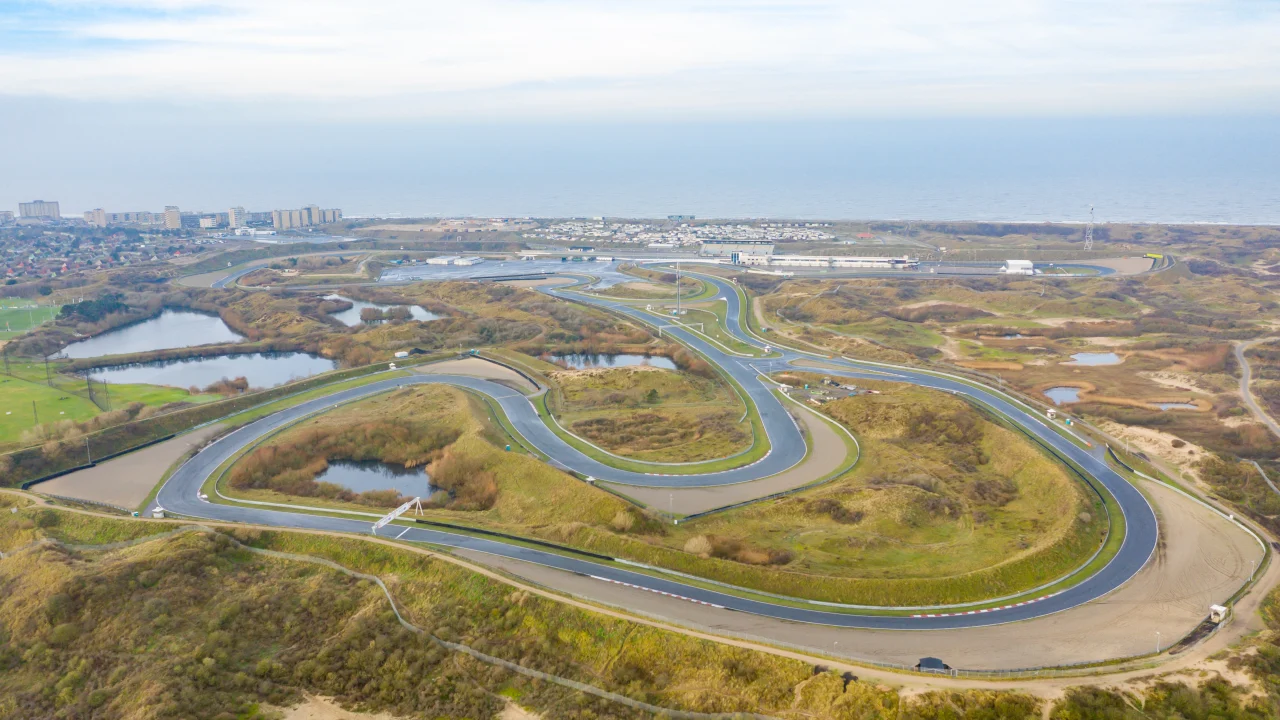 Vista aérea del circuito urbano de Bakú, con el casco antiguo y la torre de la Doncella al fondo.