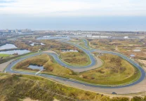 Vista aérea del circuito urbano de Bakú, con el casco antiguo y la torre de la Doncella al fondo.