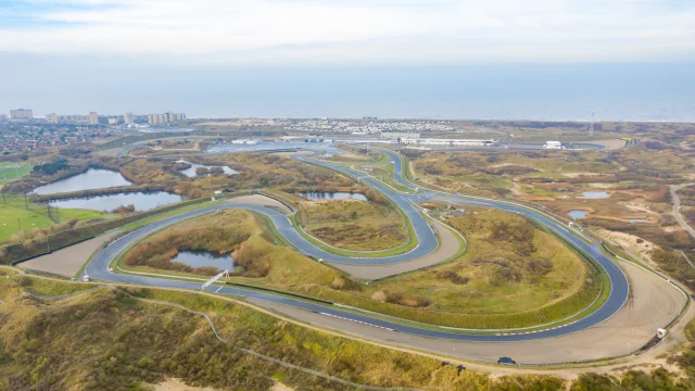 Vista aérea del circuito urbano de Bakú, con el casco antiguo y la torre de la Doncella al fondo.