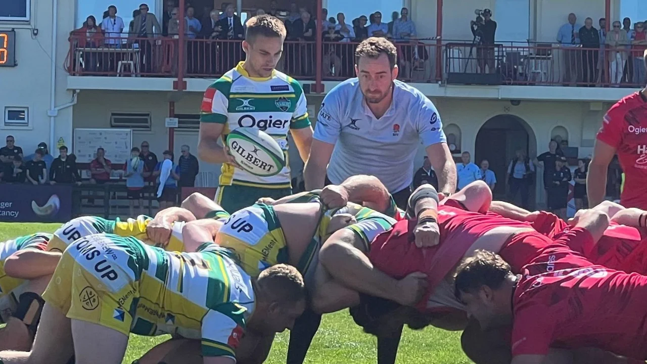 Jugadores de Guernsey celebrando una victoria en un partido de rugby.