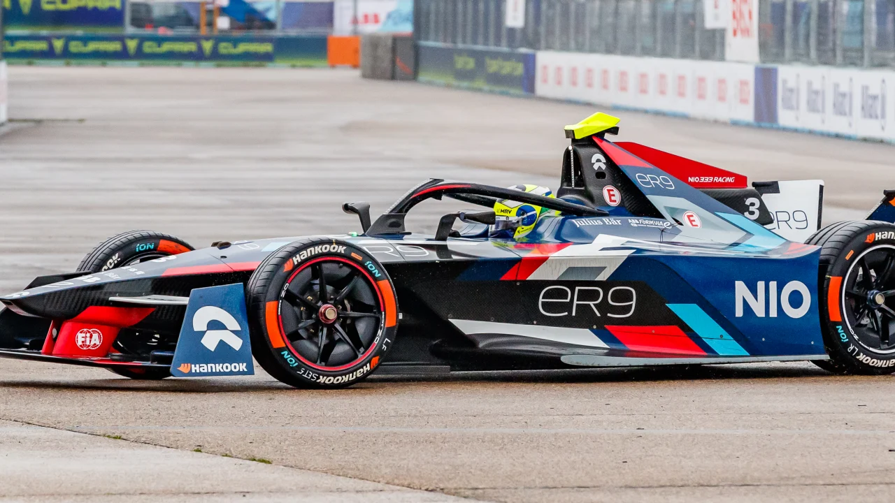 Isack Hadjar con el uniforme de Red Bull Racing en el paddock de un Gran Premio de Fórmula 1.