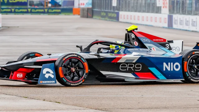 Isack Hadjar con el uniforme de Red Bull Racing en el paddock de un Gran Premio de Fórmula 1.