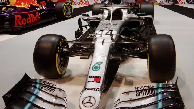 Lewis Hamilton y Charles Leclerc con los buzos de Ferrari en el paddock de un Gran Premio de Fórmula 1.