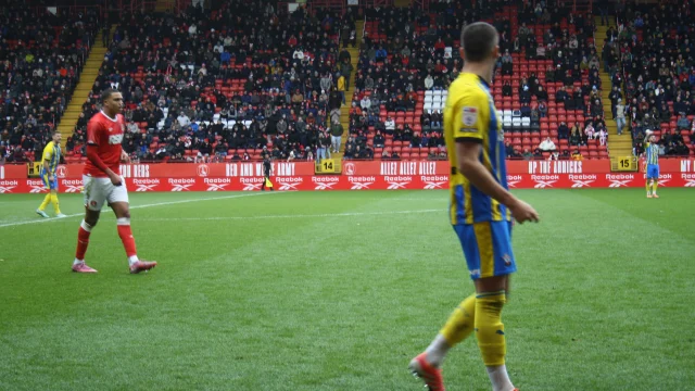 Taylor Harwood-Bellis, defensor de Aston Villa, durante un partido de la Premier League.