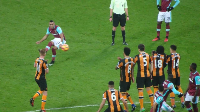El delantero francés Robinio Vaz posa con la camiseta de Hull City tras su llegada a préstamo desde Roma.