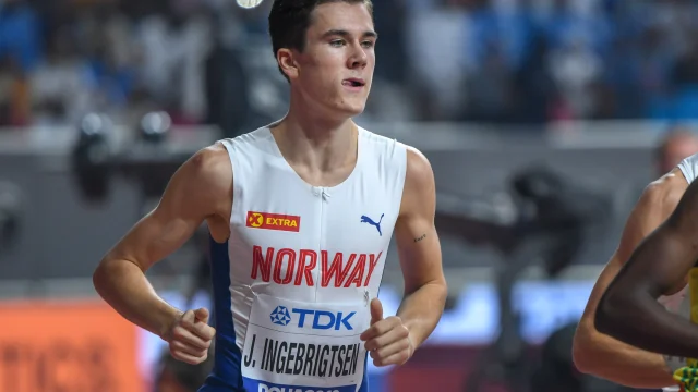 Jakob Ingebrigtsen compitiendo en una carrera de ruta con la camiseta de Noruega.
