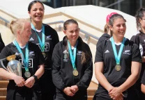 Zoe Harrison, apertura de las Red Roses de Inglaterra, en acción durante un partido internacional de rugby femenino.